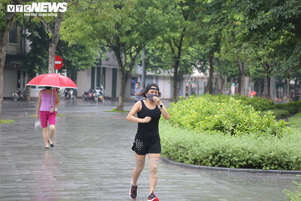 Ảnh:  Bất chấp lệnh cấm, người Hà Nội vẫn ra đường tập thể dục giữa đại dịch - 9