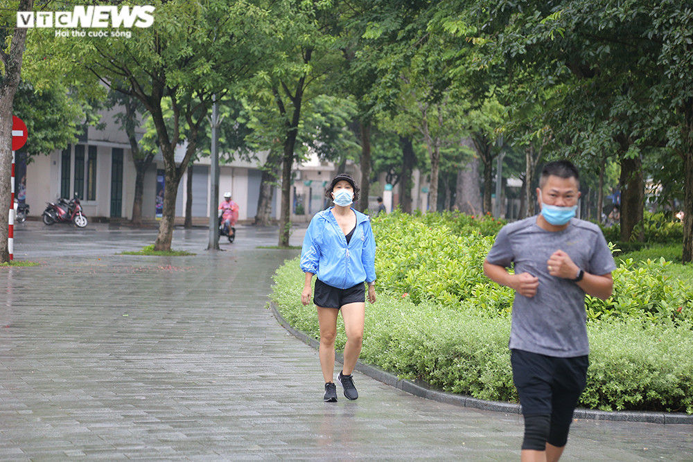 Ảnh:  Bất chấp lệnh cấm, người Hà Nội vẫn ra đường tập thể dục giữa đại dịch - 8