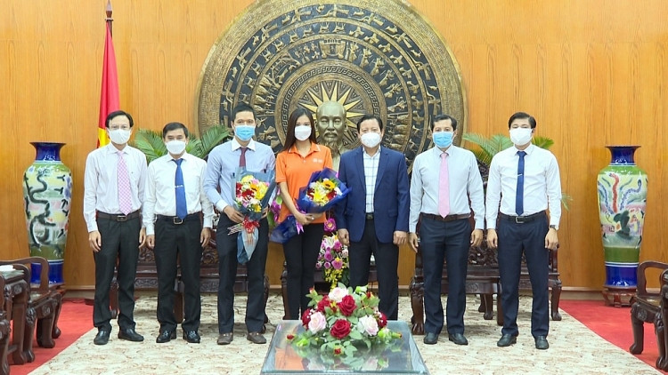 Á hậu Kim Duyên và tổ chức 'Hoa hậu hoàn vũ Việt Nam' ủng hộ 100 triệu đồng cho quỹ vaccine tỉnh Long An