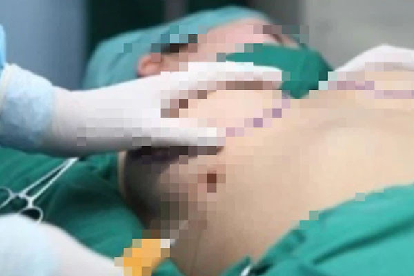 Vụ bác sĩ chở cô gái nâng ngực tử vong từ TP.HCM về Trà Vinh: Bác sĩ khai không biết đường về nhà nạn nhân nên tự đưa đi khâm liệm-2