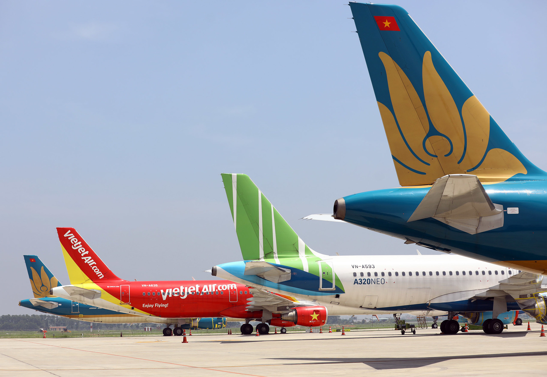 Máy bay nằm 'đắp chiếu', sân bay Nội Bài đóng cửa đường lăn làm sân đỗ