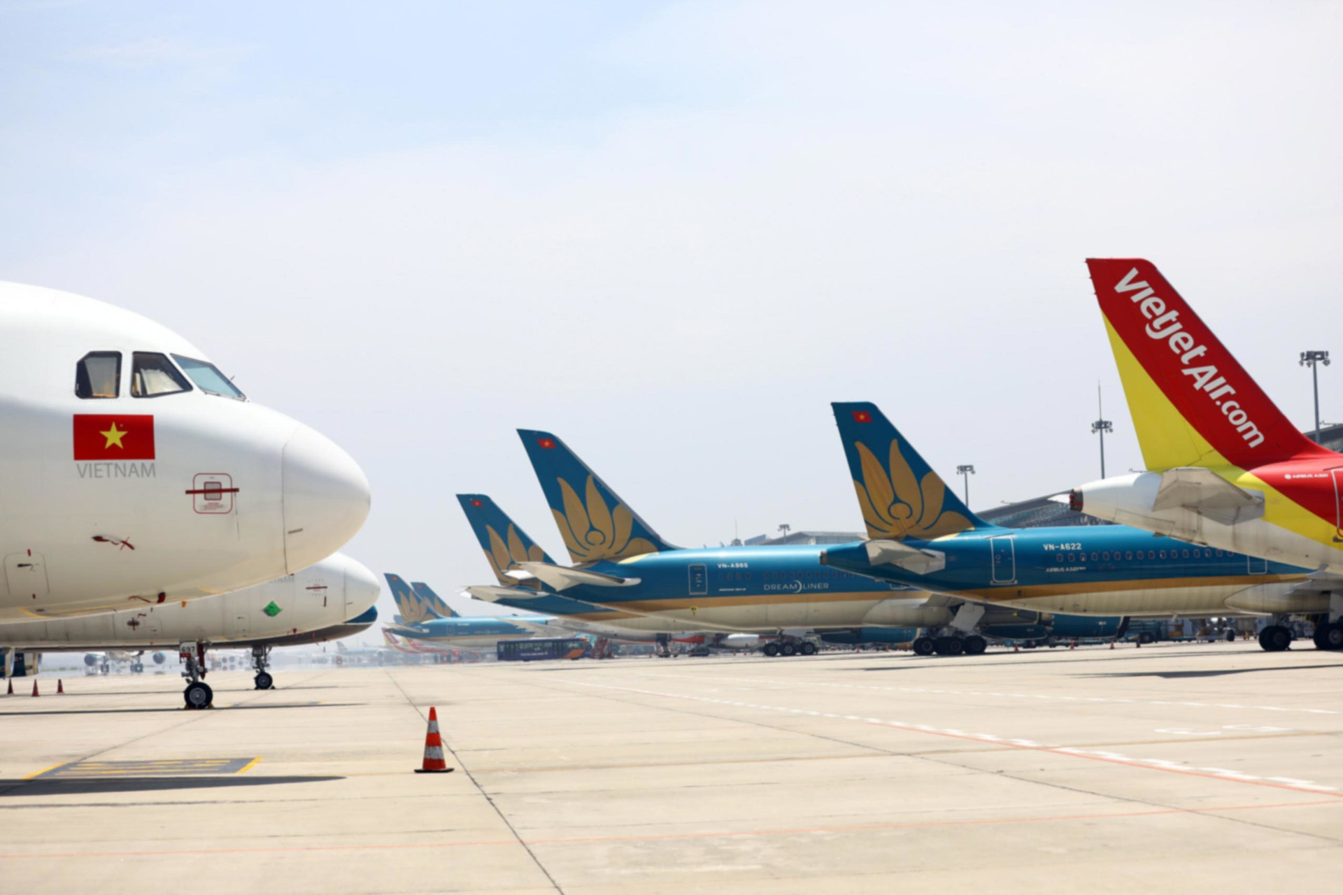 Máy bay nằm 'đắp chiếu', sân bay Nội Bài đóng cửa đường lăn làm sân đỗ