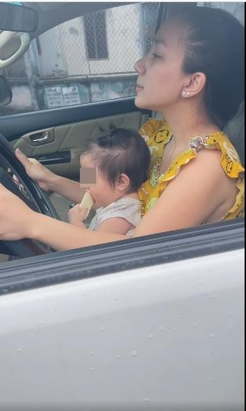 Vợ Lê Dương Bảo Lâm bị chỉ trích để con ngồi ghế lái ô tô-2