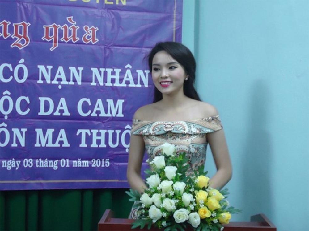 Bộ sưu tập giày lênh khênh, áo hở ngực của mỹ nhân Việt khi đi từ thiện-8
