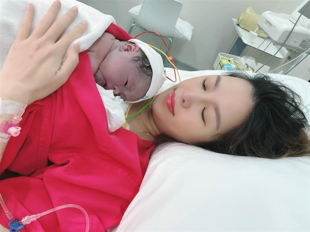 Quế Vân sinh con trai thứ 3 ở tuổi 39, em bé nặng 3.7kg-1