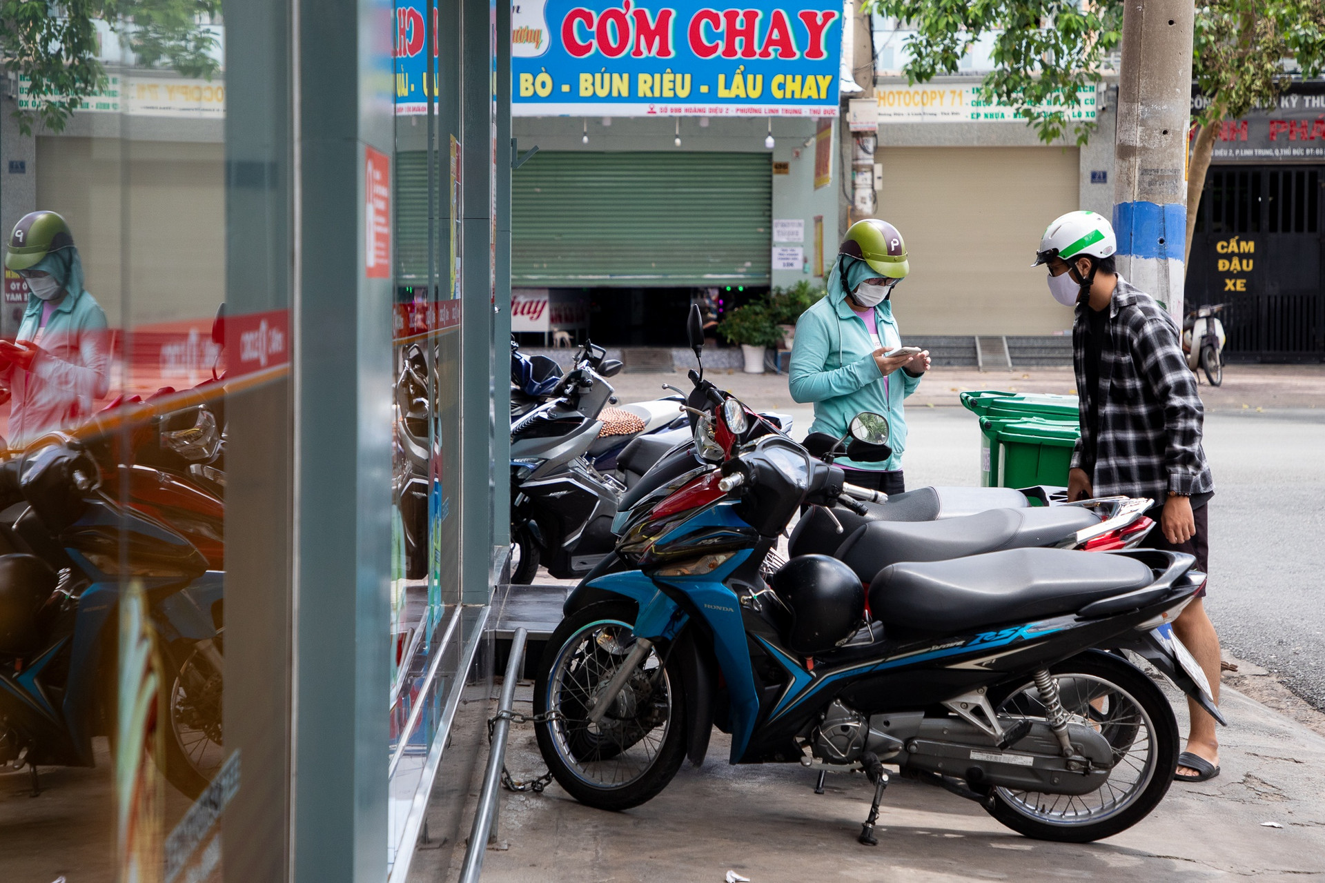 Siêu thị, cửa hàng tiện lợi hết sạch đồ ăn đem về - 6