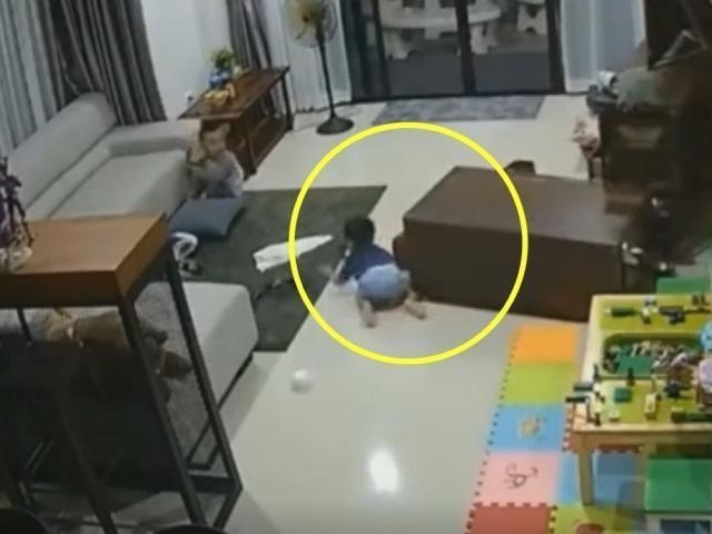 Mải dọn dẹp, bảo mẫu lơ là việc trông trẻ và cảnh tượng từ camera giám sát khiến người mẹ bật khóc-3