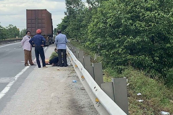Va chạm với xe container, nam thanh niên 25 tuổi tử vong ở Hà Tĩnh