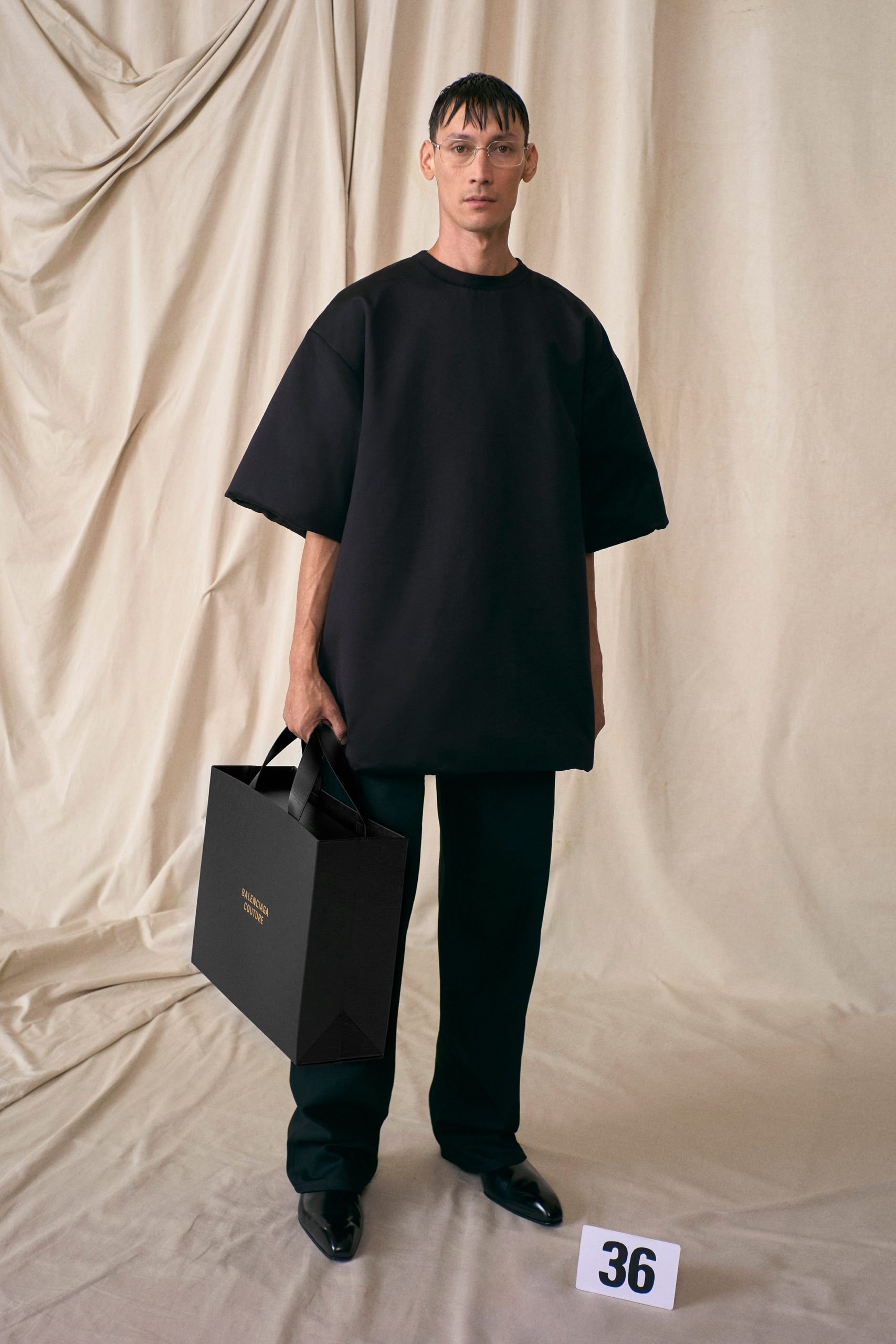 Balenciaga Couture 2021 Tiếng vọng đương đại về quá khứ ELLE #10 Balenciaga Couture 2021 Tiếng vọng đương đại về quá khứ ELLE