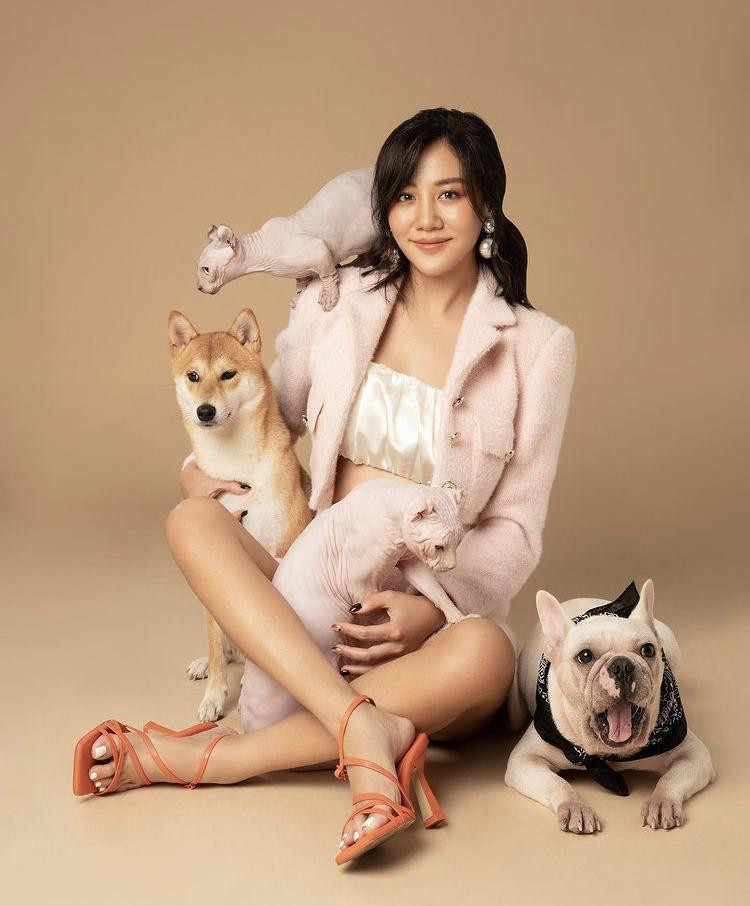 Sao Việt ở nhà dát hàng hiệu xịn sò pose hình cùng cún cưng-9