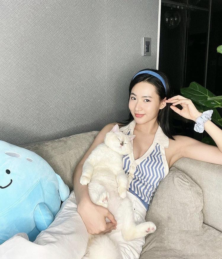 Sao Việt ở nhà dát hàng hiệu xịn sò pose hình cùng cún cưng-10
