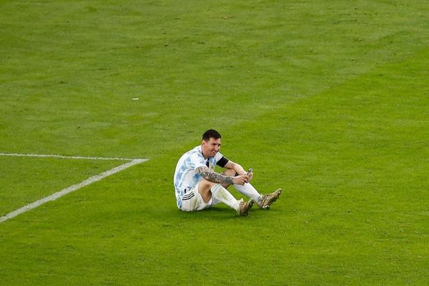 Messi ngồi bệt video call khoe vợ huy chương vô địch Copa America-1