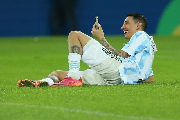Messi ngồi bệt video call khoe vợ huy chương vô địch Copa America-5