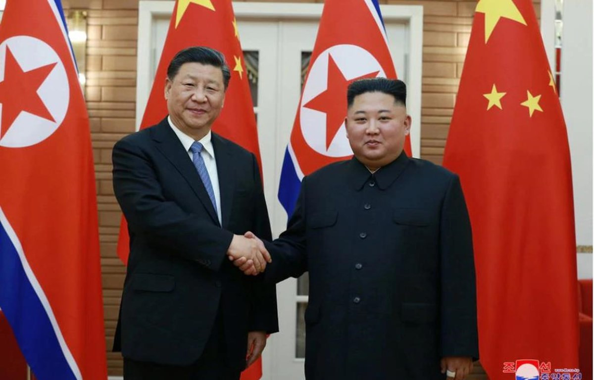 Nhà lãnh đạo Triều Tiên Kim Jong-un bắt tay Chủ tịch Trung Quốc Tập Cận Bình trong chuyến thăm của Chủ tịch Trung Quốc tại Bình Nhưỡng, Triều Tiên.(Nguồn: KCNA/Reuters)