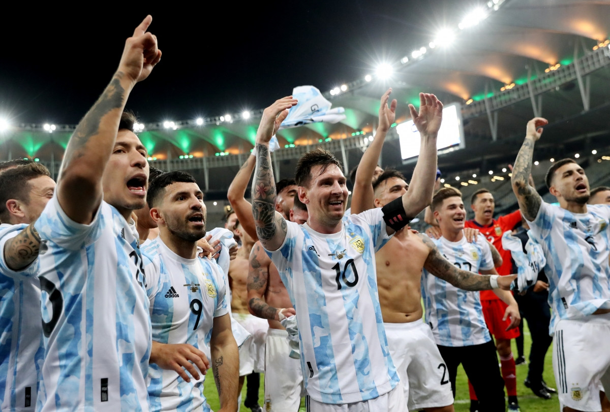 Messi dẫn đầu các cầu thủ Argentina ra chia vui với các CĐV. 