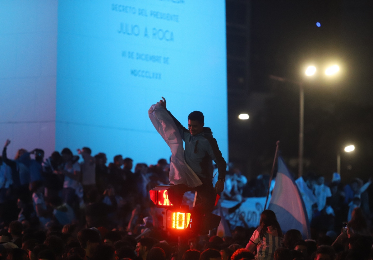 Quá phấn khích sau chiến tích của đội nhà, đám đông CĐV Argentina đã đổ ra đường ăn mừng. 