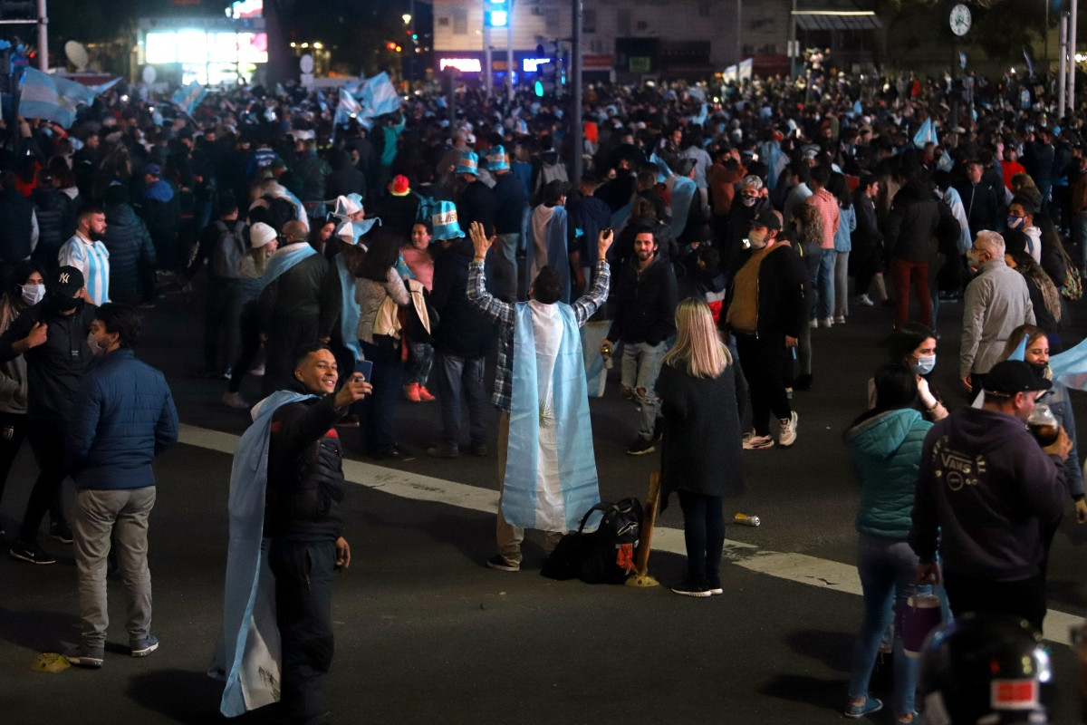 Đám đông ăn mừng giữa các đường phố lớn ở Argentina bất chấp thời điểm nửa đêm tại quốc gia này. 