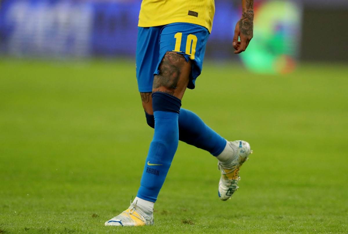 Cận cảnh chiếc quần bị rách của Neymar (Ảnh: Reuters).