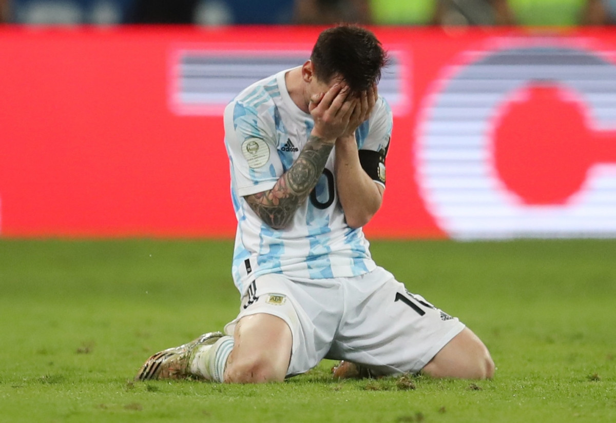 Messi bật khóc khi cùng ĐT Argentina vô địch Copa America 2021. (Ảnh: Reuters).