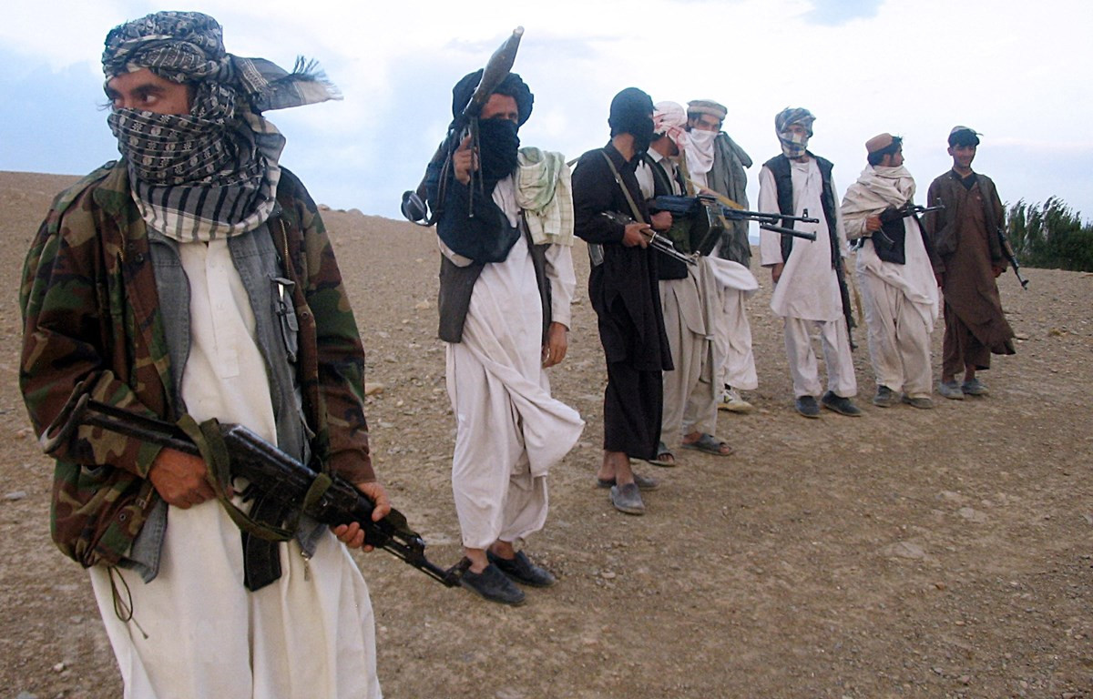Các tay súng và phiến quân Taliban trên một ngọn đồi tại Maydan Shahr thuộc tỉnh Wardak, Afghanistan. (Ảnh: AFP/TTXVN)