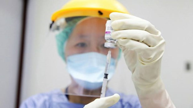Foxconn va TSMC chi 350 trieu USD mua vaccine cua BioNTech SE hinh anh 1