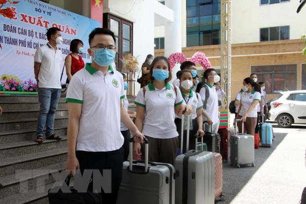 60 can bo, y bac sy Nghe An tang vien cho Thanh pho Ho Chi Minh hinh anh 1