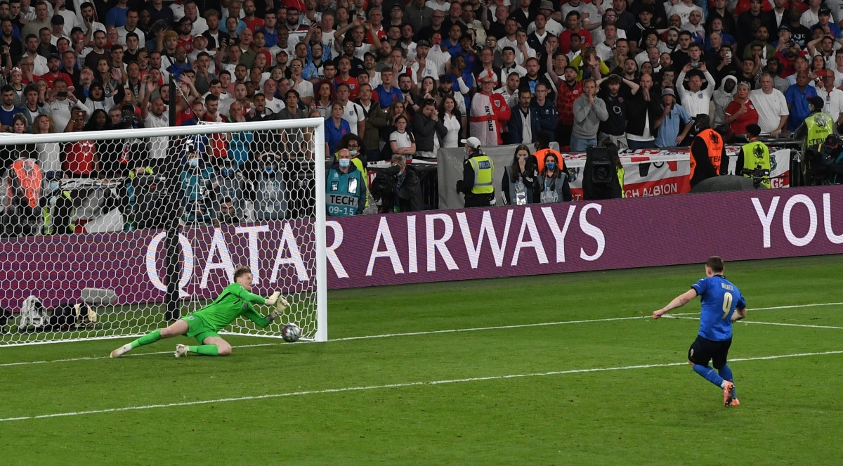 Thủ môn Jordan Pickford khiến sân Wembley vỡ òa khi cản phá cú sút của Andrea Belotti.