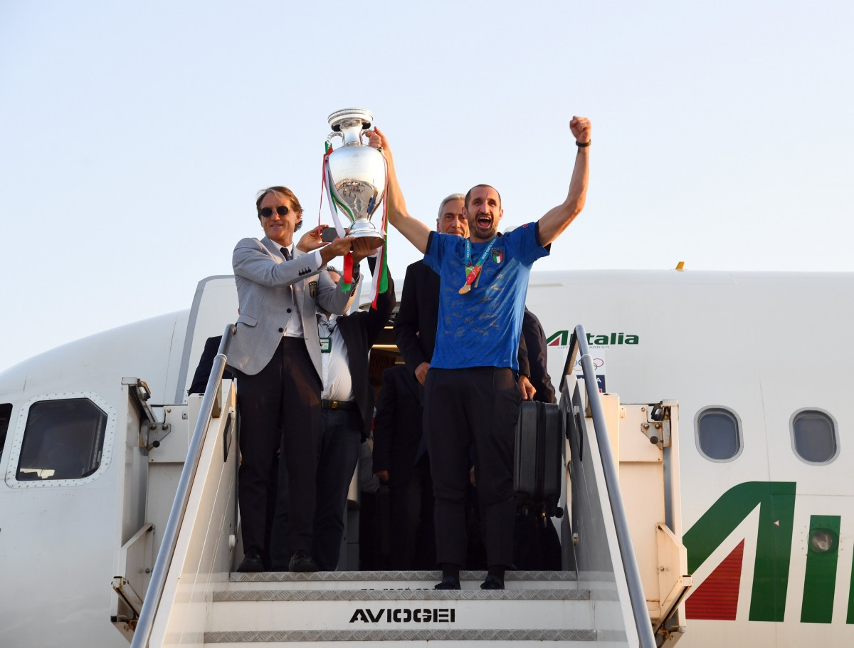 Sau khi đăng quang trên sân Wembley đêm 11/7 (giờ châu Âu), thầy trò HLV Roberto Mancini đã mang chiếc cúp vô địch EURO 2021 trở về Rome vào sáng 12/7.