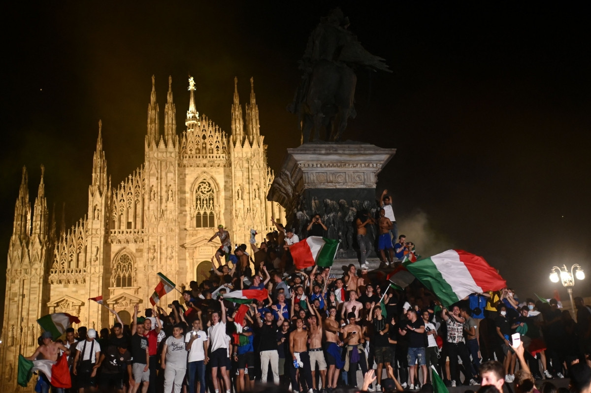 Trước đó, người hâm mộ bóng đá Italia đã có một đêm không ngủ với chiến thắng của đội nhà.