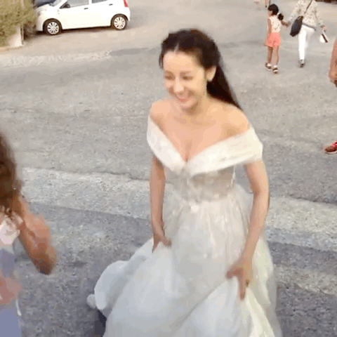 'Bỏ' Dương Dương ở nhà, Địch Lệ Nhiệt Ba diện váy cưới xinh xắn 'trốn' sang Hy Lạp