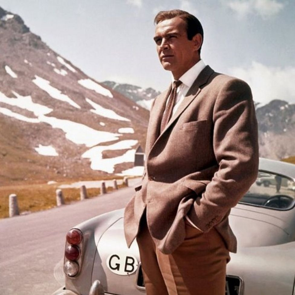 6. Bond trong Goldfinger do Sir Sean Connery đóng, băng qua nước Pháp trên chiếc Aston Martin nổi tiếng của mình