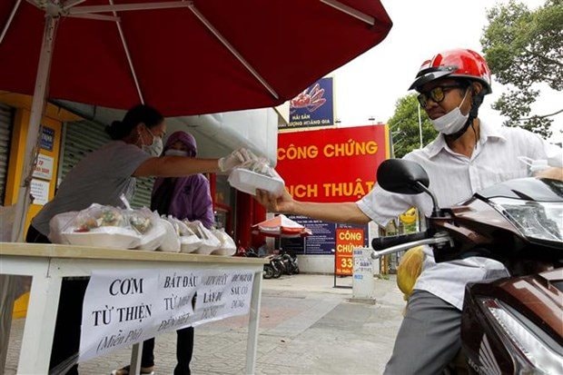 vna_potal_tpho_chi_minh_nhung_con_nguoi_miet_mai_lam_viec_trong_nhung_ngay_gian_cach_xa_hoi_5549678.jpg