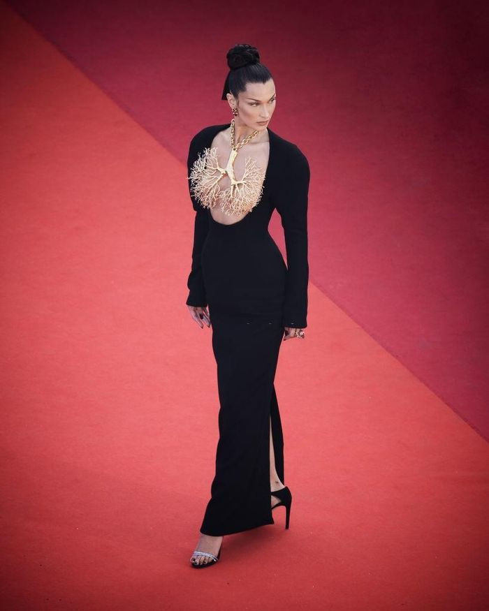 Siêu mẫu Bella Hadid dùng vòng cổ vàng che ngực trần ở Cannes