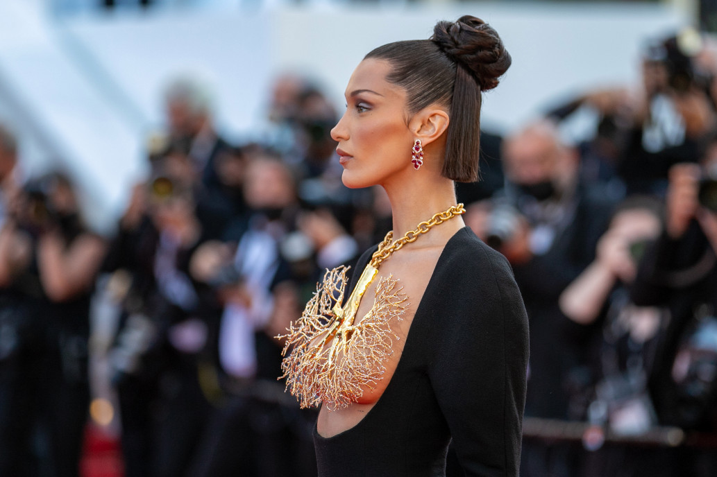 Siêu mẫu Bella Hadid dùng vòng cổ vàng che ngực trần ở Cannes