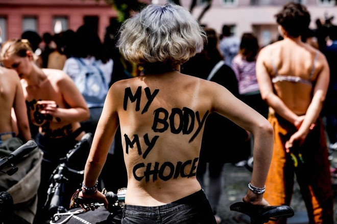 Phụ nữ Tây Âu bán nude ngoài đường, đòi quyền lợi mặc 