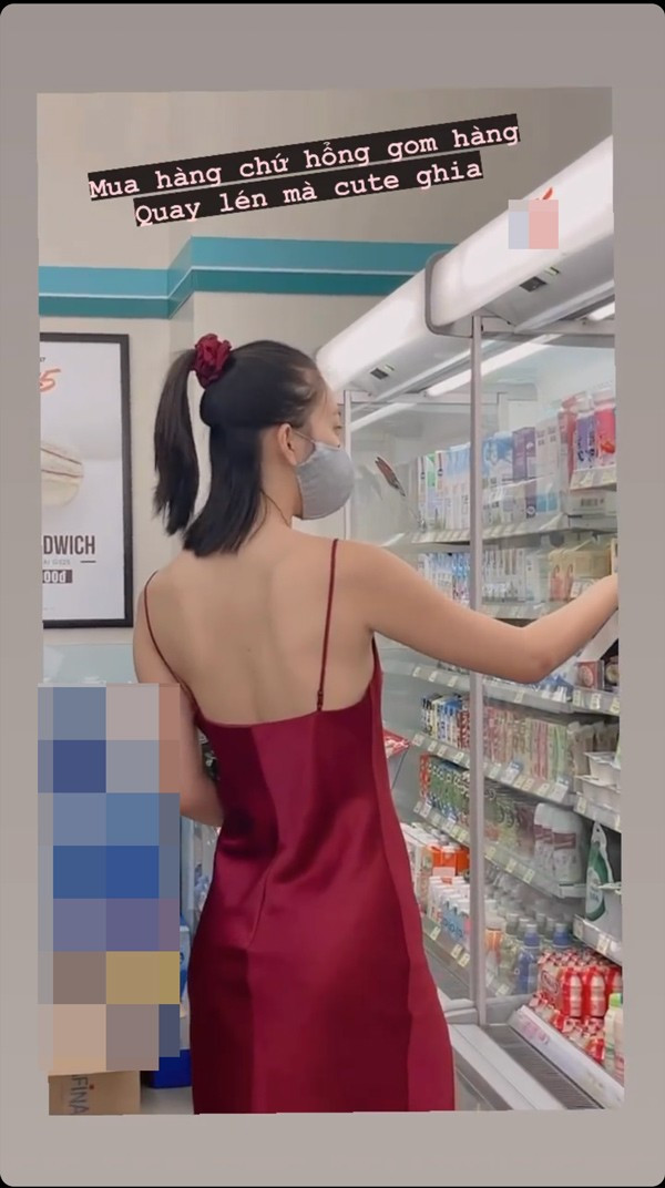Hoa hậu Tiểu Vy táo bạo mặc váy ngủ đi siêu thị khoe hình thể 