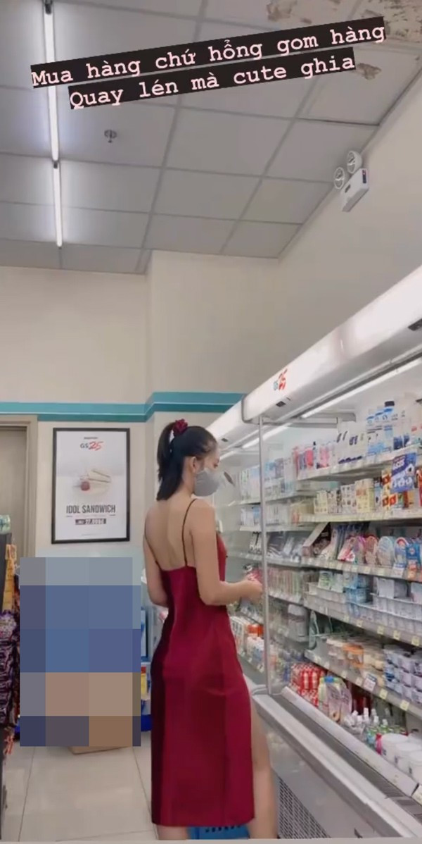 Hoa hậu Tiểu Vy táo bạo mặc váy ngủ đi siêu thị khoe hình thể 