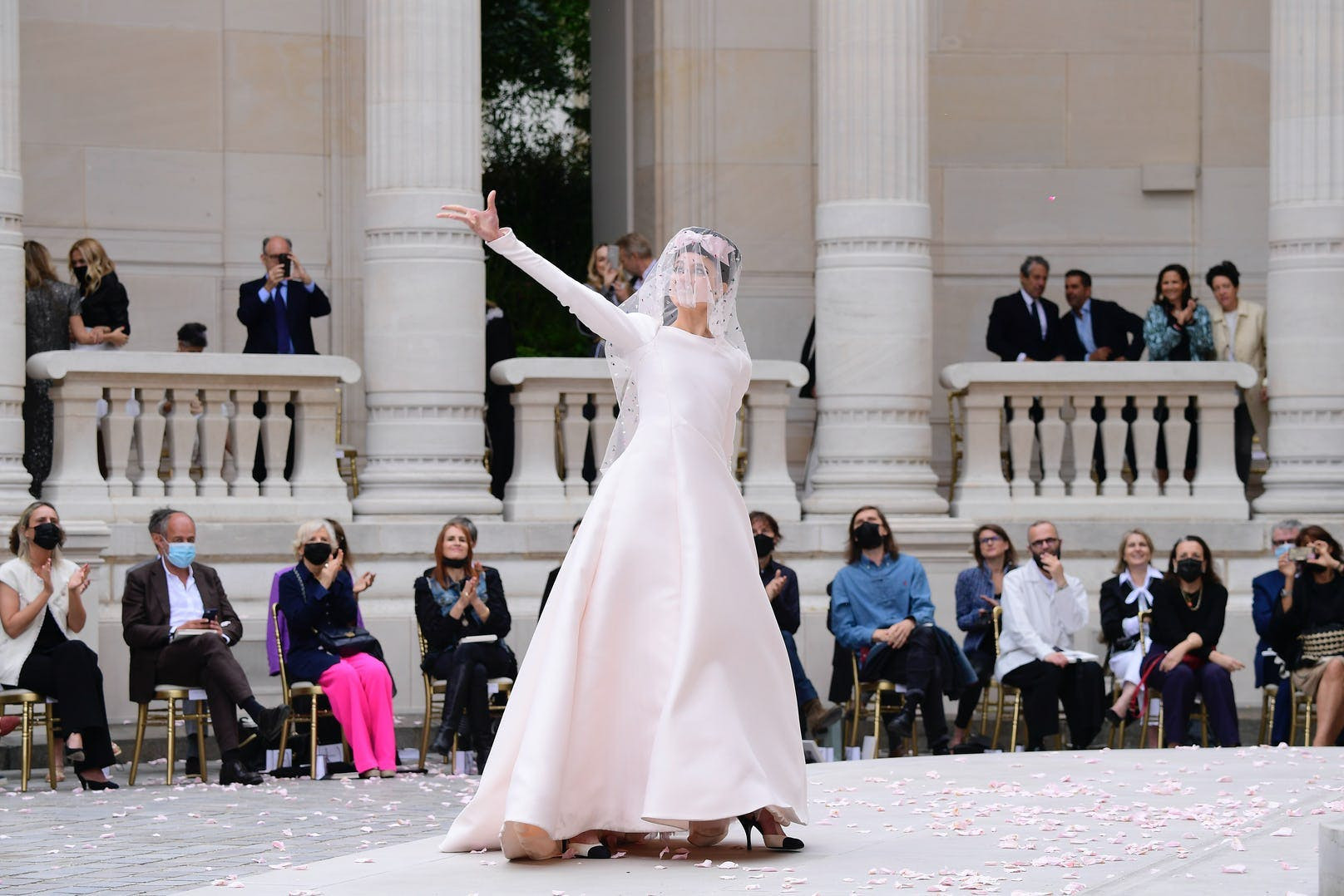 Sự trở lại của Haute Couture lộng lẫy trên sàn catwalk thời trang thế giới 2021 - 9