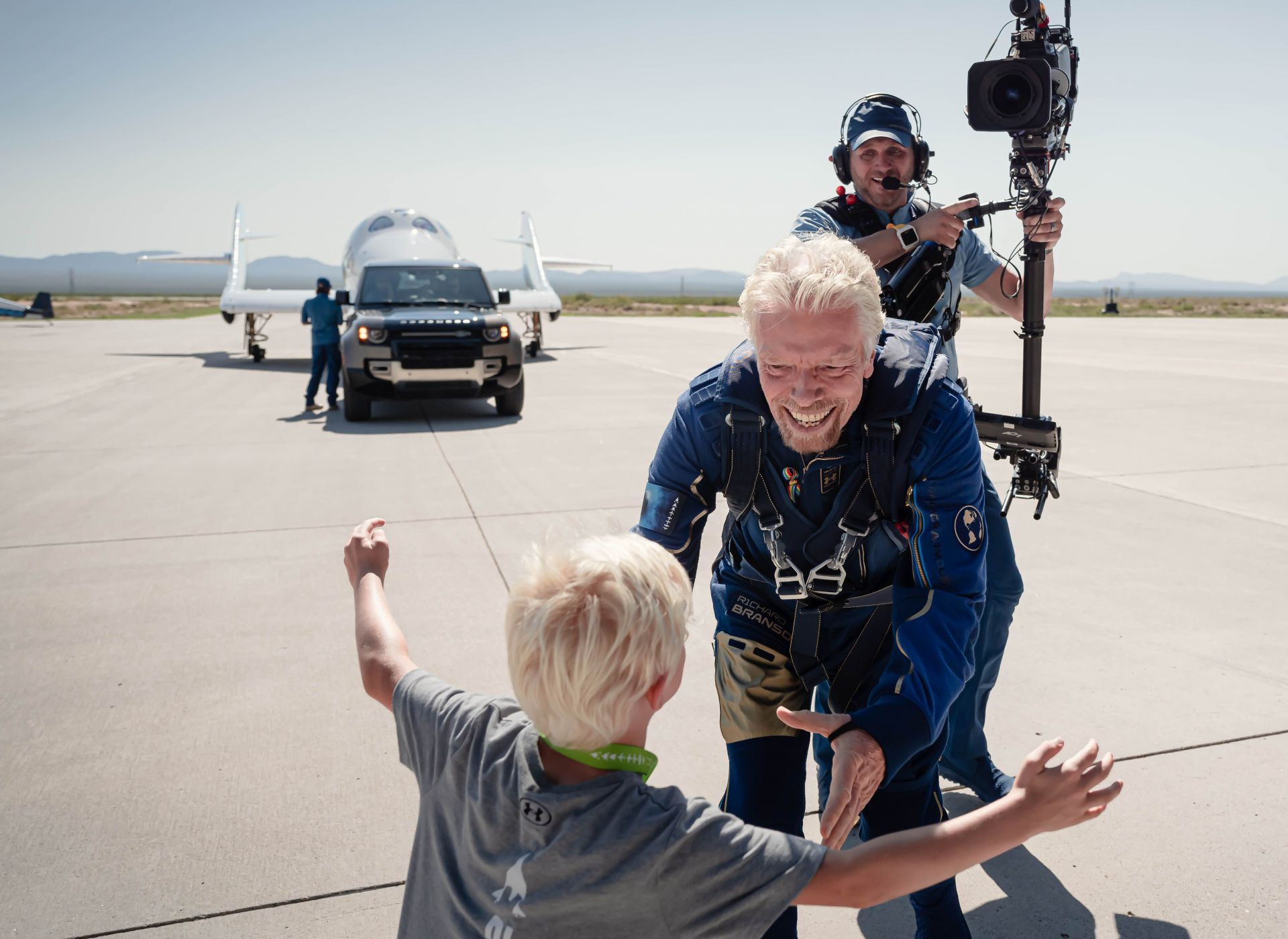 Land Rover hỗ trợ tỷ phú Richard Branson trong chuyến bay lên không gian đầu tiên