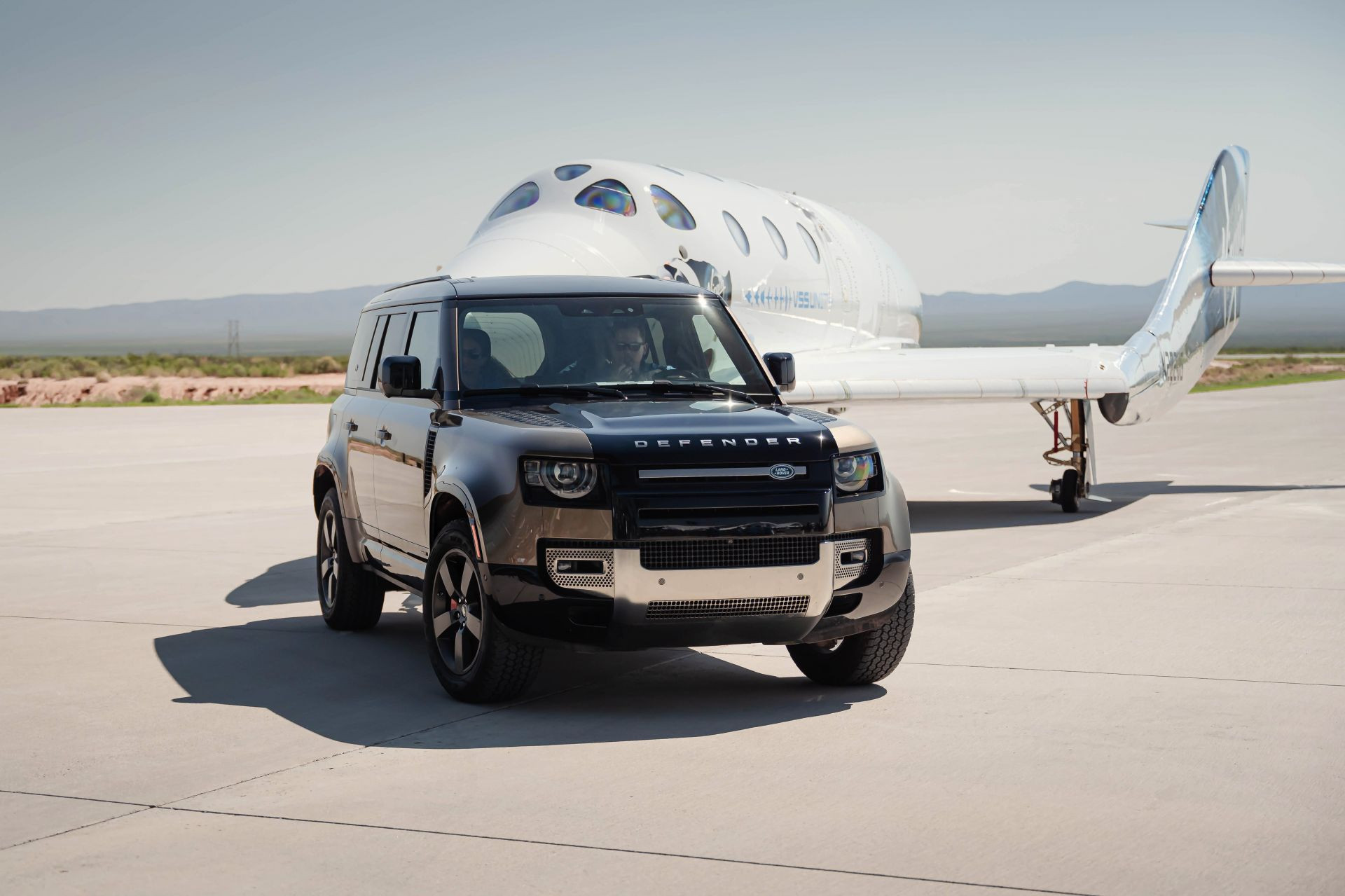 Land Rover hỗ trợ tỷ phú Richard Branson trong chuyến bay lên không gian đầu tiên