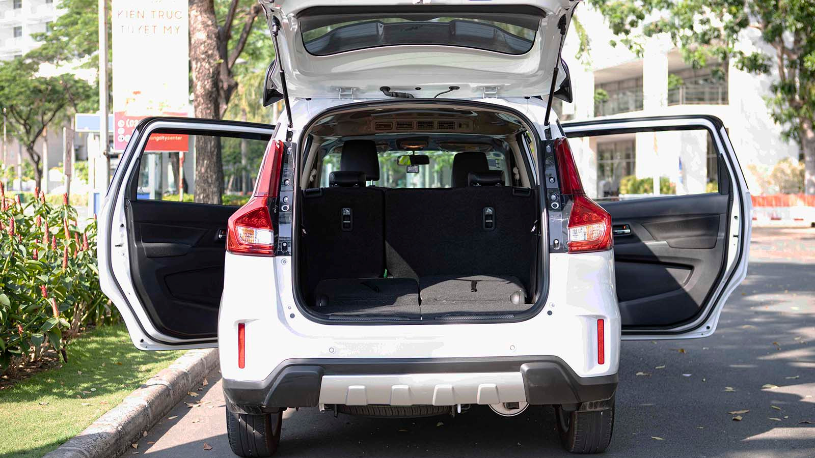 Suzuki XL7 là mẫu xe 7 chỗ SUV phù hợp cho những chuyến đi dài cho gia đình đông người với nhiều hành lý