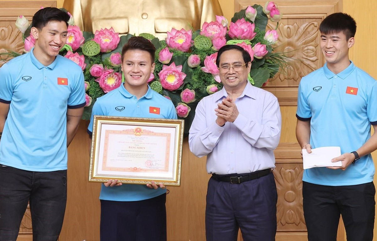 Thủ tướng Phạm Minh Chính tặng Bằng khen cho Đội tuyển bóng đá nam vì có thành tích xuất sắc. (Ảnh: Dương Giang/TTXVN)
