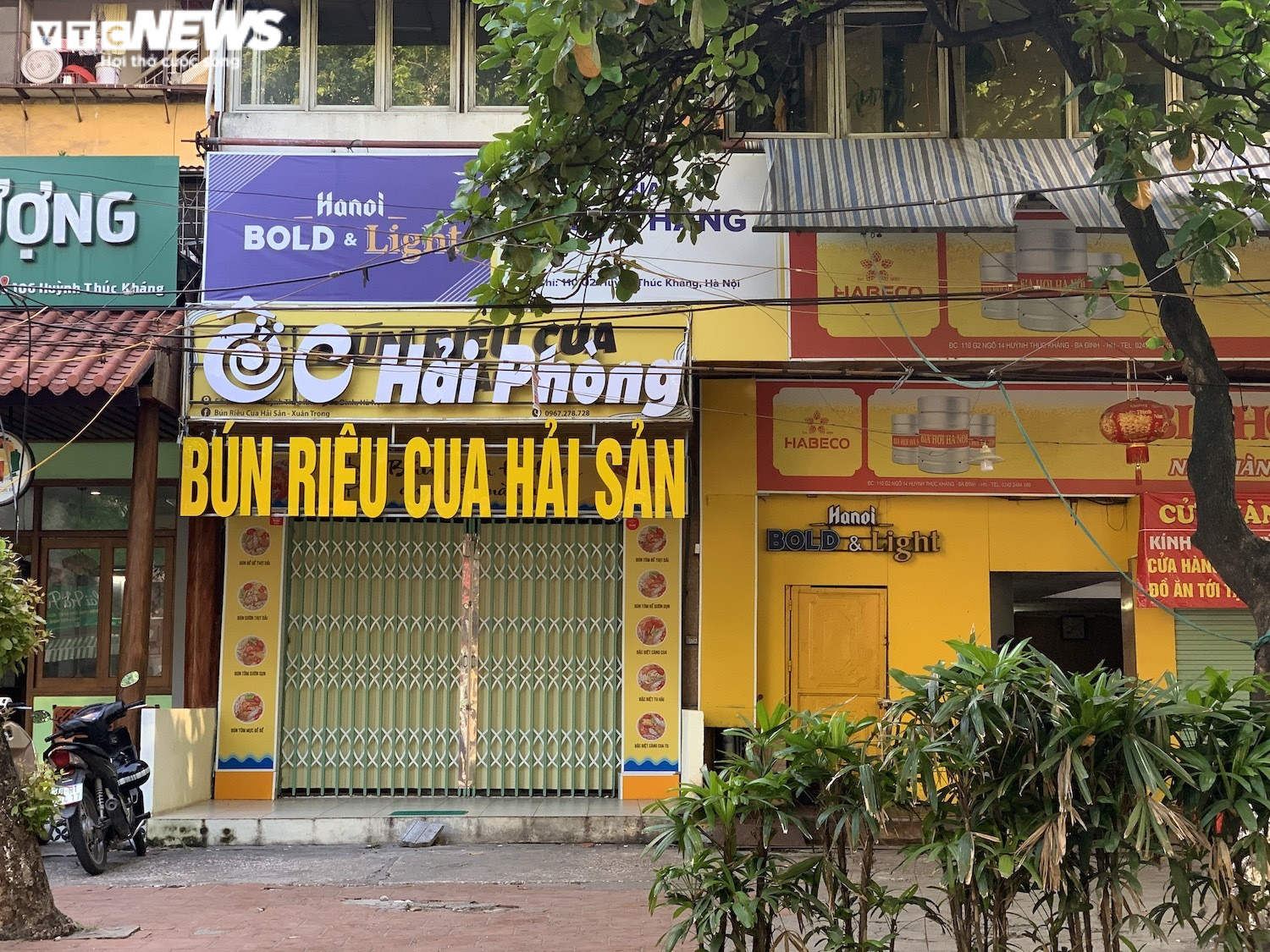 Phòng COVID-19, hàng quán ăn sáng ở Hà Nội nơi đóng cửa, nơi chỉ bán mang về  - 13