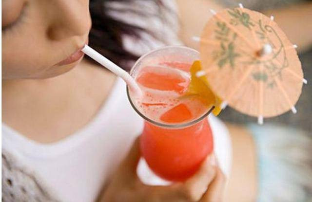 Nghiên cứu tại Mỹ: Uống 1 cốc đồ uống có đường mỗi ngày làm tăng nguy cơ ung thư đại trực tràng - Ảnh 1.