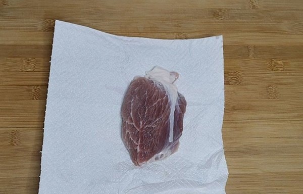 Thịt lợn mua về bỏ luôn tủ đá là sai, làm thêm 1 bước để thịt tươi mới, mọng nước, không khô-4