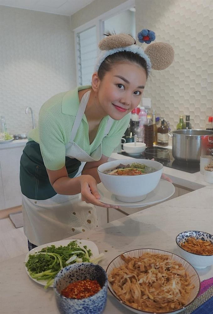 Thời trang vào bếp mùa dịch của sao Việt: Người hở hang - nàng kín đáo-3