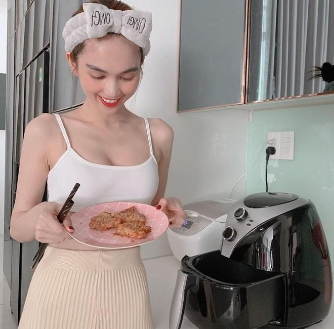 Thời trang vào bếp mùa dịch của sao Việt: Người hở hang - nàng kín đáo-7