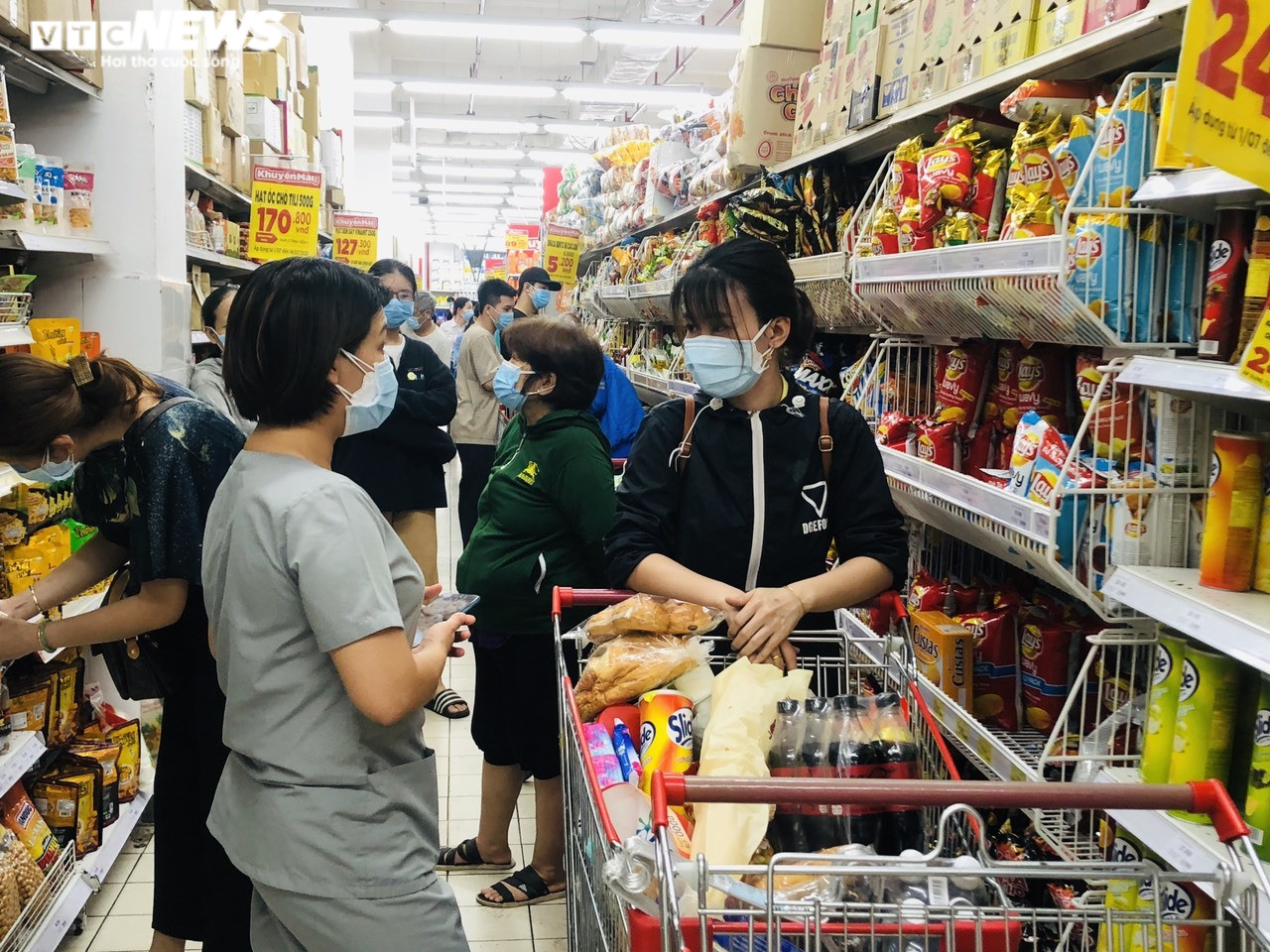 Người Sài Gòn lại đổ xô đi siêu thị, xếp hàng chờ thanh toán cả tiếng đồng hồ - 16