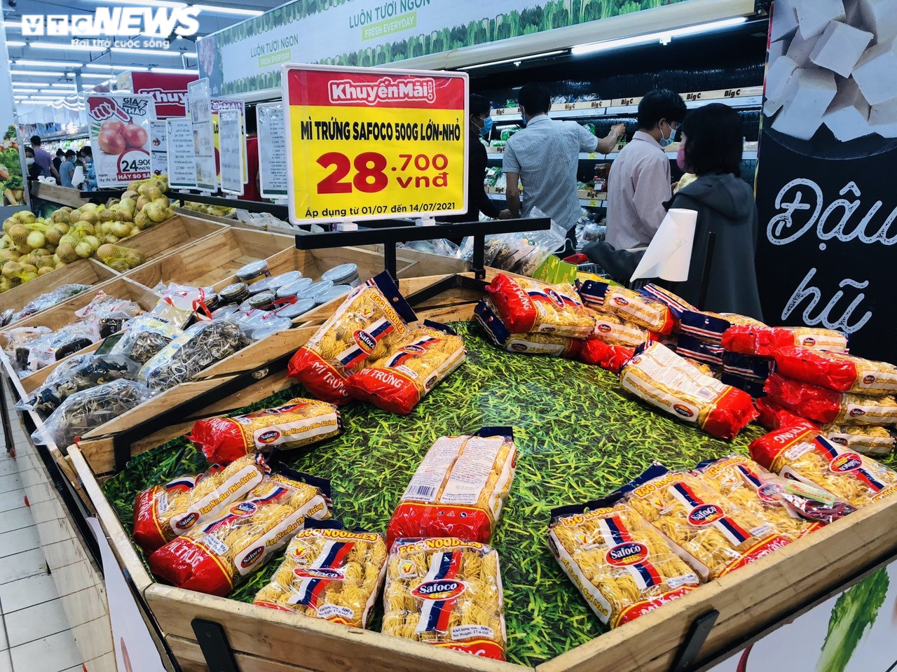 Người Sài Gòn lại đổ xô đi siêu thị, xếp hàng chờ thanh toán cả tiếng đồng hồ - 8