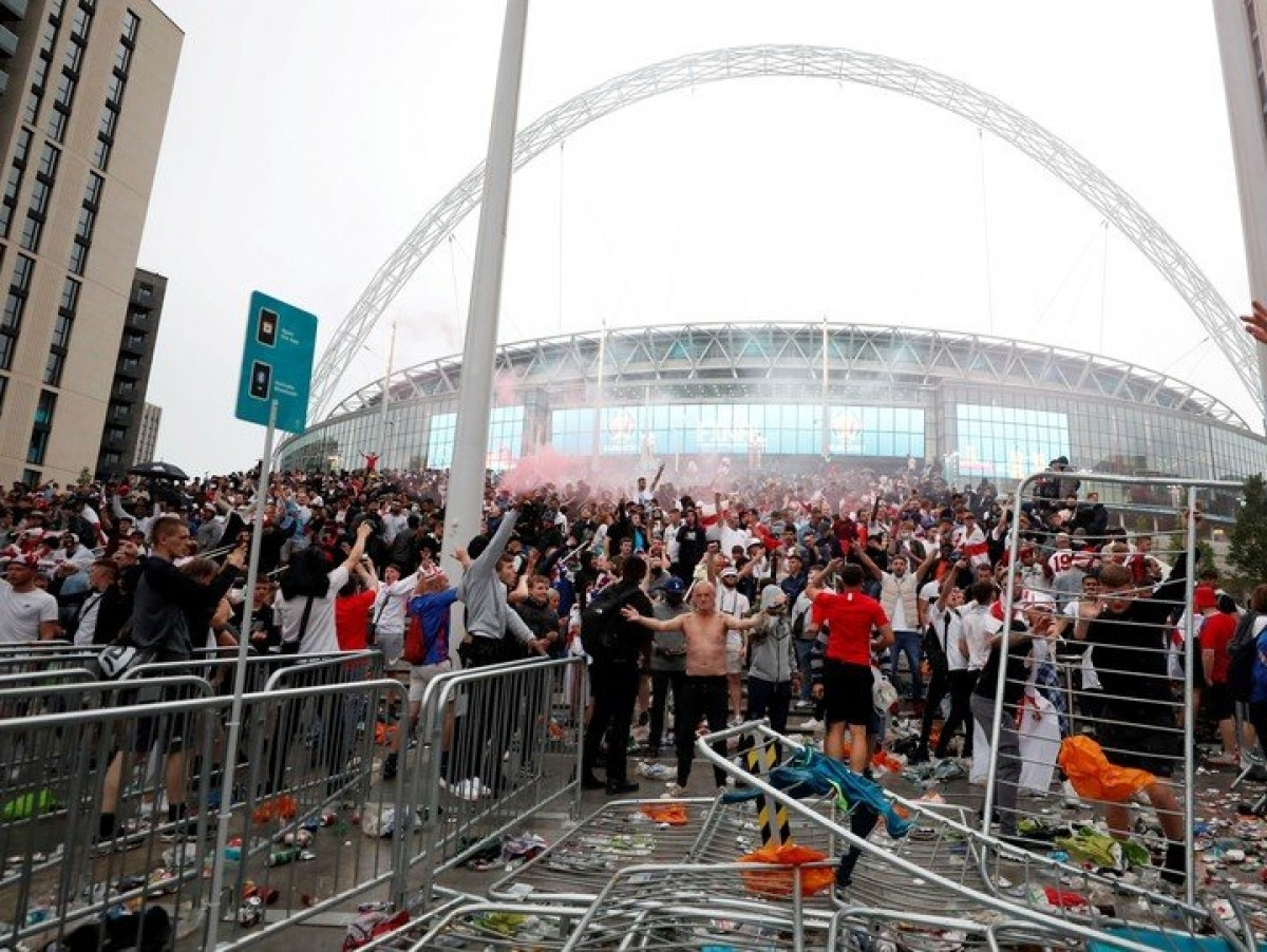 Cảnh tượng hỗn loạn ở sân Wembley trước khi bắt đầu trận chung kết EURO 2021. (Ảnh: Mirror). 